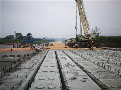 柳州市双沙路工程PPP项目第一片预制梁吊装顺利完成